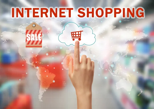 Vrouw winkelen het winkelmandje aan knop van internet winkel te duwen op de virtuele scherm — Stockfoto