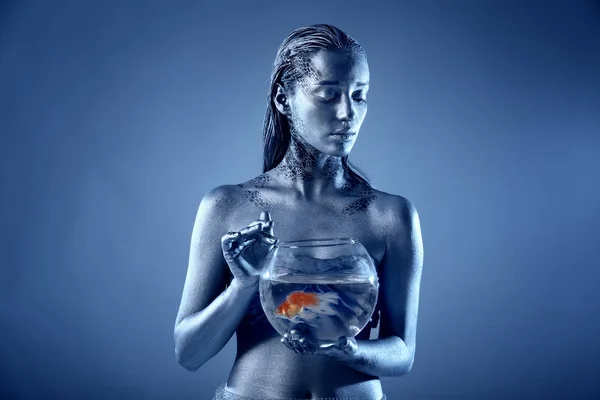 물고기 자리로 놀라운 bodyart 젊은 여자 — 스톡 사진