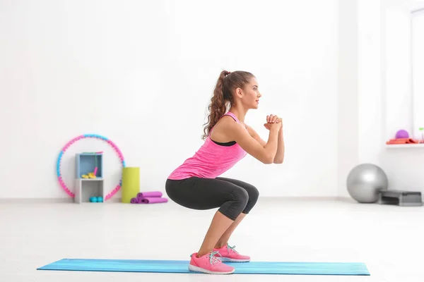 Entrenamiento de mujer en gimnasio —  Fotos de Stock