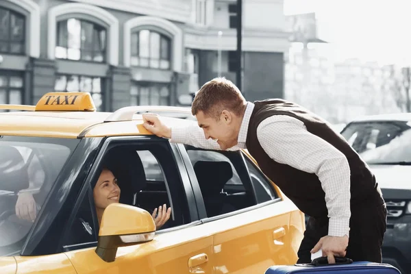 Mężczyzna Mówi Taksówkarza Przez Otwarte Okno Przy Ulicy — Zdjęcie stockowe