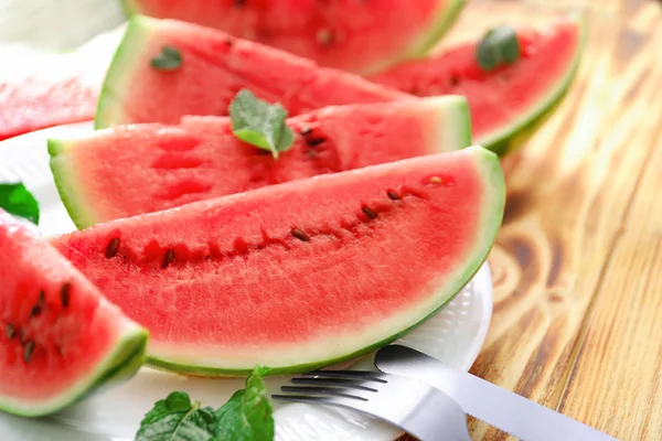 Plaat met plakjes van smakelijke watermeloen — Stockfoto