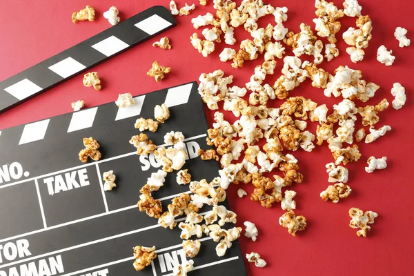 Karamell popcorn och film kläpp — Stockfoto