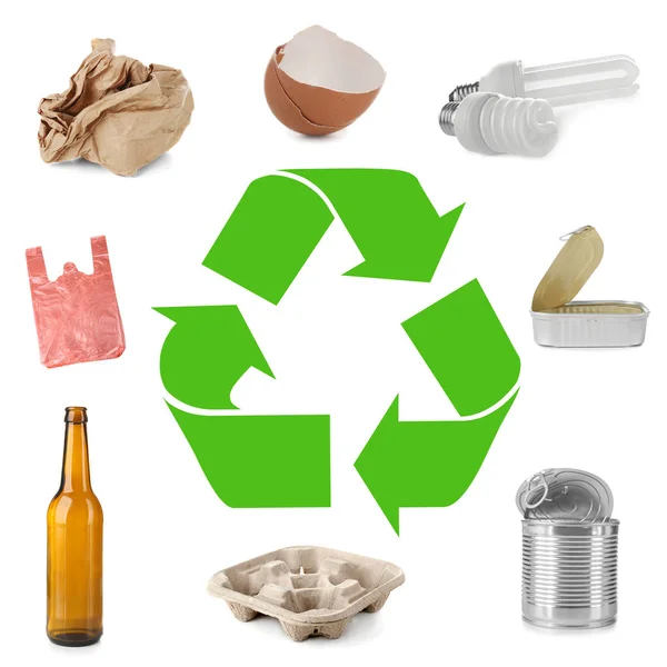 Diversi tipi di immondizia e segno di riciclaggio — Foto Stock