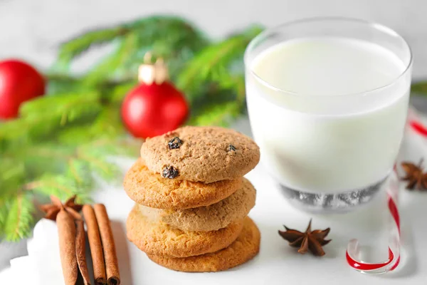 Deliziosi biscotti e vetro con latte in tavola — Foto Stock