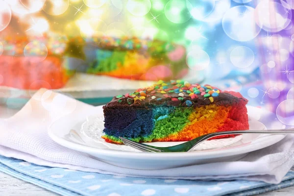 Teller mit Stück Regenbogenkuchen — Stockfoto