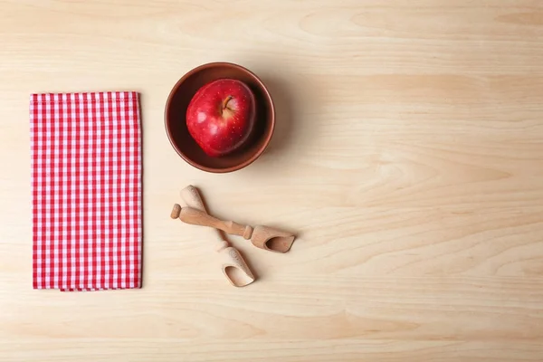 Composition avec serviette et ustensiles de cuisine — Photo