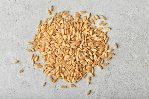 Pilha de sementes de grama de trigo na mesa — Fotografia de Stock