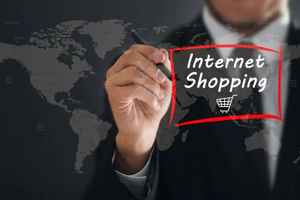 Mann Schreibt Text Internet Shopping Auf Virtuellem Bildschirm Vor Dunklem — Stockfoto