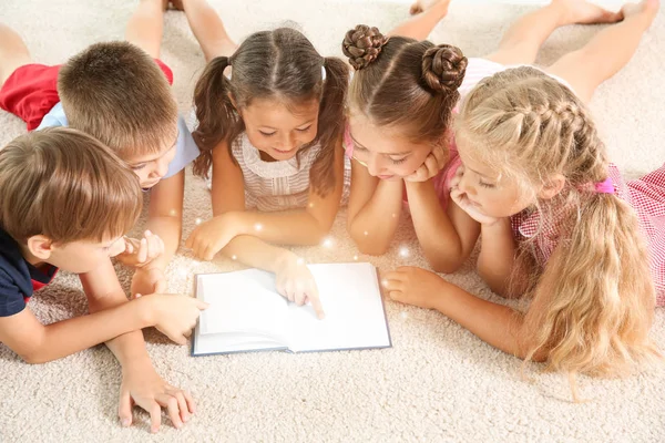 Милі маленькі діти читають книгу на підлозі — стокове фото