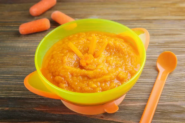Tigela com sopa de cenoura de bebê cremosa — Fotografia de Stock