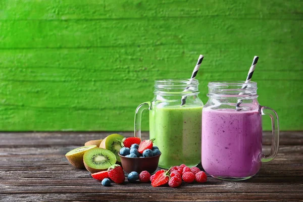 Mason jars of yummy smoothie — Stock Photo, Image