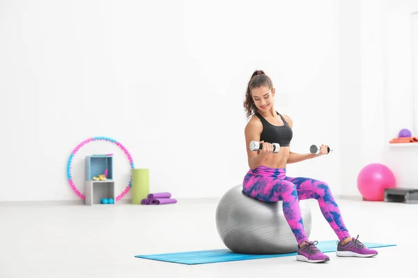 Mujer entrenando con pesas —  Fotos de Stock