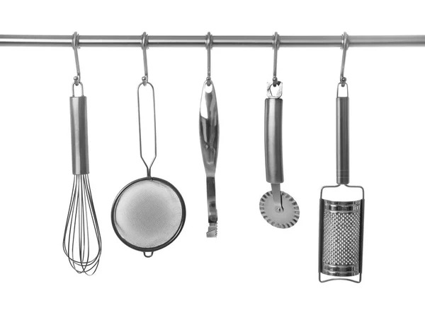 Conjunto de utensílios de cozinha pendurados no rack — Fotografia de Stock