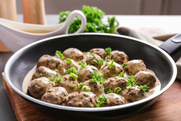 Lezzetli köfte ile kızartma tavası 