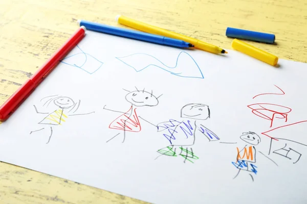 Barnets teckning av familjen på bordet, närbild — Stockfoto