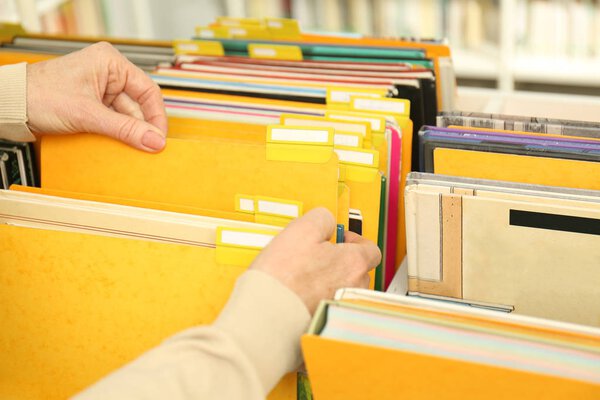 Старший библиотекарь школьной библиотеки
