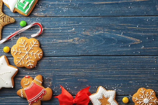 Marco hecho de galletas creativas de Navidad sobre fondo de madera —  Fotos de Stock