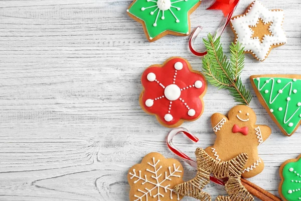 Creatieve kerstkoekjes op houten achtergrond — Stockfoto