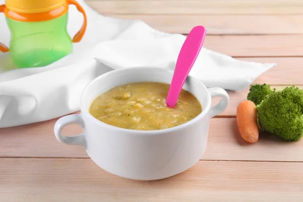 Миска з вершковим дитячим овочевим супом — стокове фото