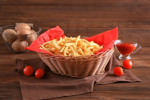 Basket with yummy french fries on table — Stock Photo, Image