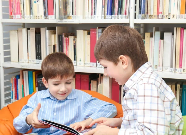 Niños Mirando Libro Mientras Estudian Biblioteca Escolar — Foto de Stock