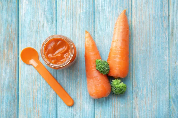 Kruik met babyvoeding op houten tafel — Stockfoto