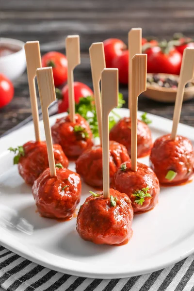 Plattan med läckra köttbullar på bord — Stockfoto