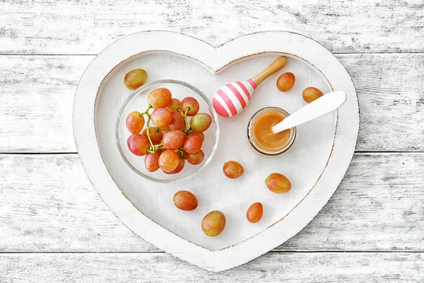 Burk med barnmat på bricka i form av hjärta — Stockfoto