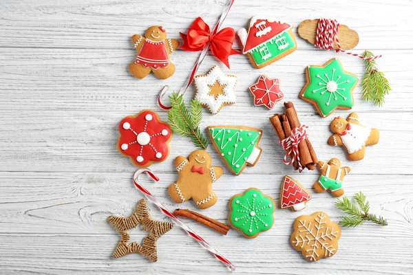 Creatieve kerstkoekjes op houten achtergrond — Stockfoto