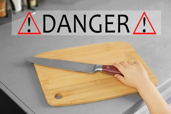 Kleines Kind Spielt Küche Mit Messer — Stockfoto