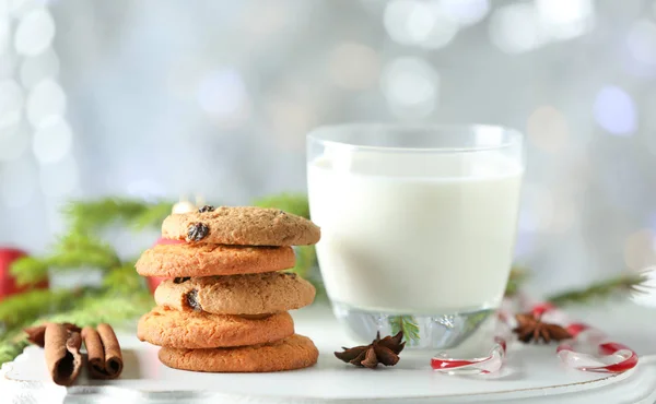 Deliciosas galletas y vaso con leche en la mesa — Foto de Stock