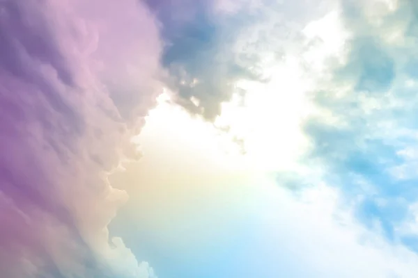 Barevné tónovaný obloha s mraky — Stock fotografie