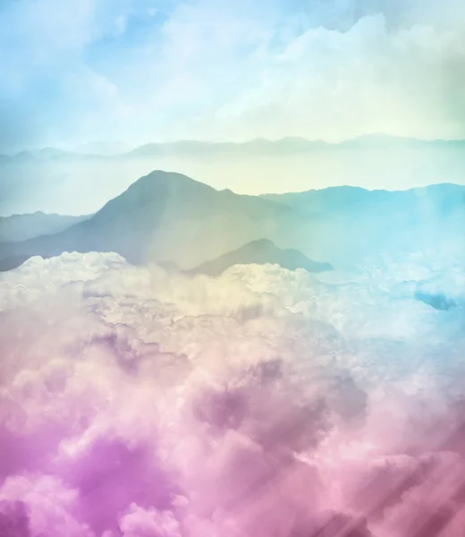 山と雲とカラフルなトーンの風景 — ストック写真