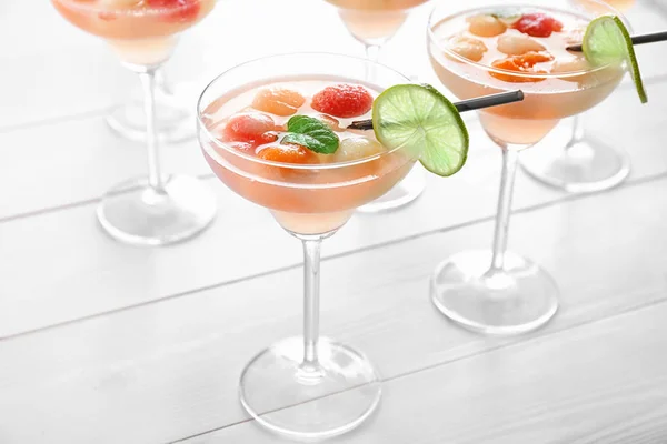 Glazen van heerlijke cocktails — Stockfoto