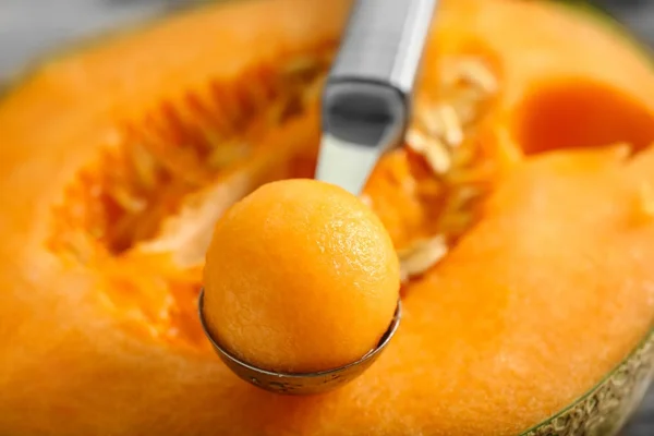 Scoop con palla di frutta su melone affettato, da vicino — Foto Stock