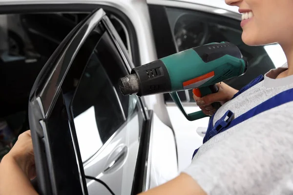 Mujer trabajador teñido coche ventana — Foto de Stock