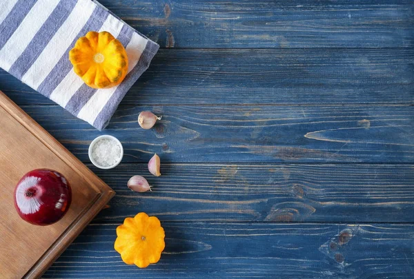 Composition with towel and cutting board — Stock Photo, Image