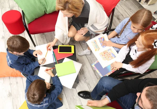 Profesores y niños en la biblioteca escolar — Foto de Stock