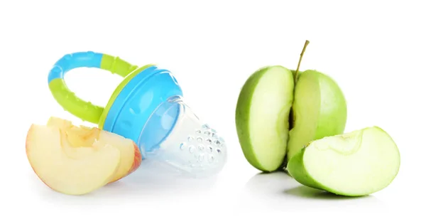 Bebê nibbler e maçã fatiada no fundo branco — Fotografia de Stock