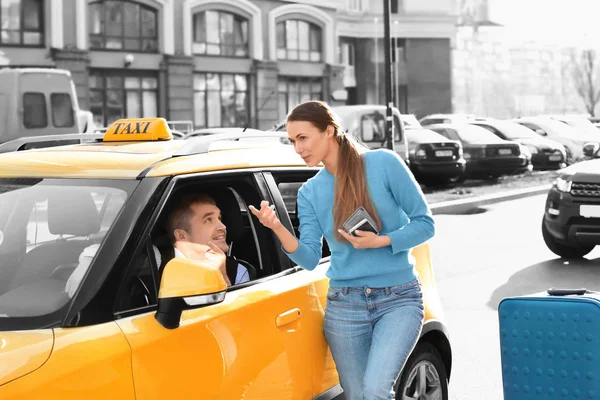 Женщина Разговаривает Водителем Такси Через Открытое Окно Улице — стоковое фото