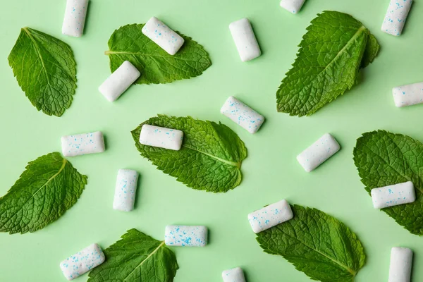 Chewing gum and mint leaves