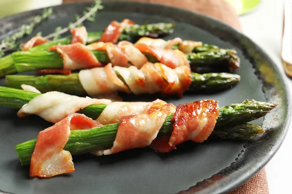 Plate with bacon wrapped asparagus, closeup — Stock Photo, Image