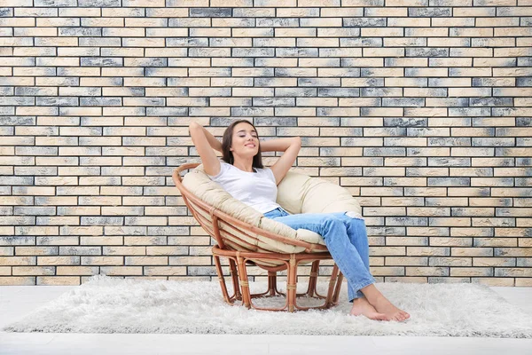 Genç Bayan rahatlatıcı lounge