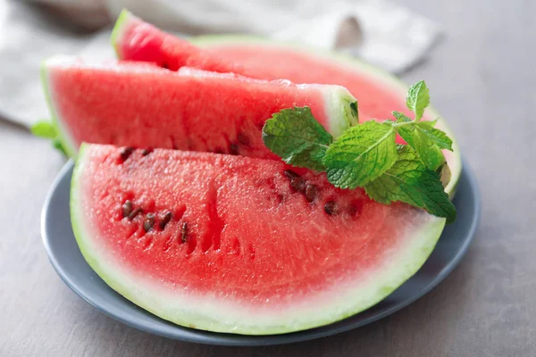 Tallrik med välsmakande skivad vattenmelon — Stockfoto