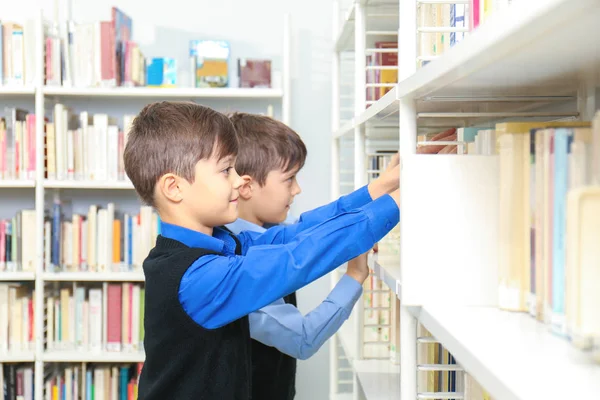 学校の図書館で男の子 — ストック写真