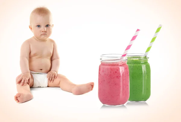 可爱的婴儿和罐健康的冰沙在光背景 — 图库照片