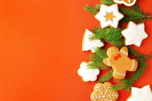 Sabrosas galletas de Navidad sobre fondo de color —  Fotos de Stock