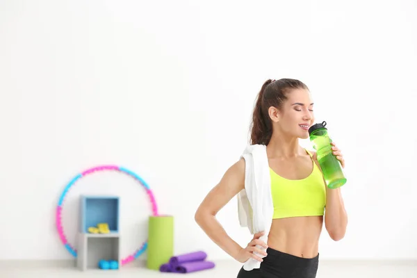 Jonge vrouw met fles water — Stockfoto