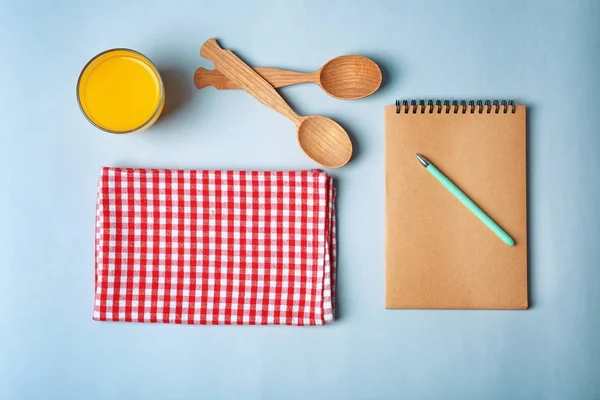 Composizione con asciugamani e utensili da cucina — Foto Stock