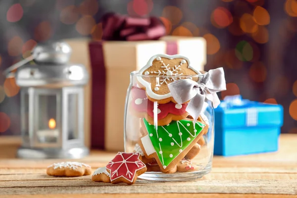 나무 테이블에 크리스마스 쿠키와 유리 항아리 — 스톡 사진